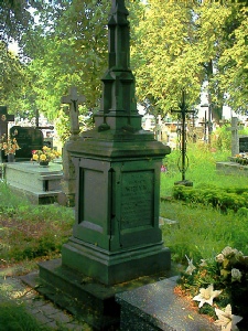 nagrobek Ignacego Wężyka znajdujący się na cmentarzu parafialnym w Górkach